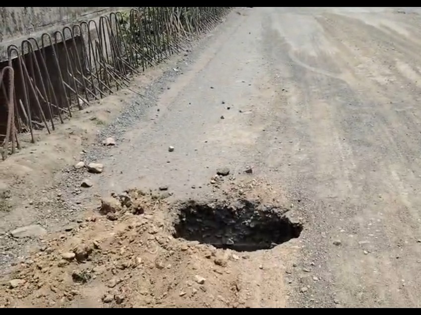 स्थानीय लोगों ने तत्काल मरम्मत की मांग की है।