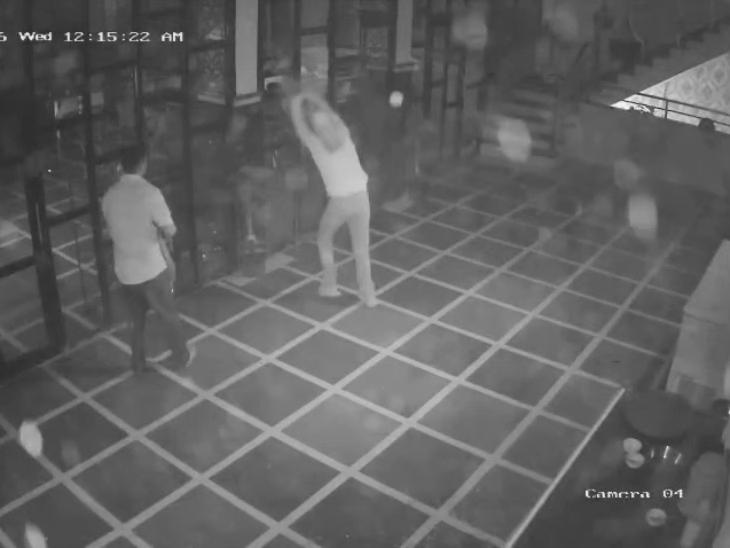 उपद्रवियों ने रेस्टोरेंट में घुसकर तोड़फोड़ की.