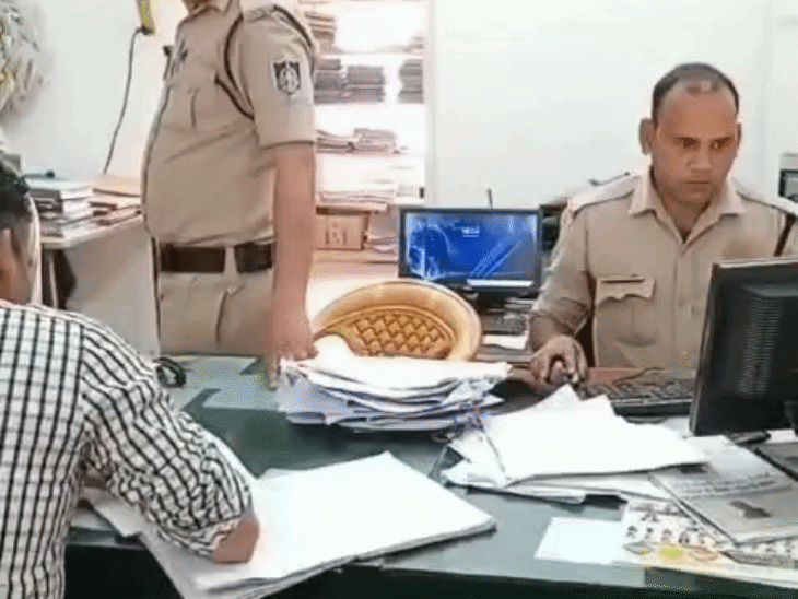 पुलिस ने एफआईआर दर्ज कर मामले की जांच शुरू कर दी है.