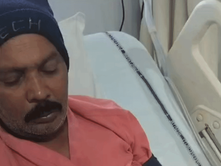 आकांक्षा के पिता नागपुर के एक निजी अस्पताल में भर्ती हैं