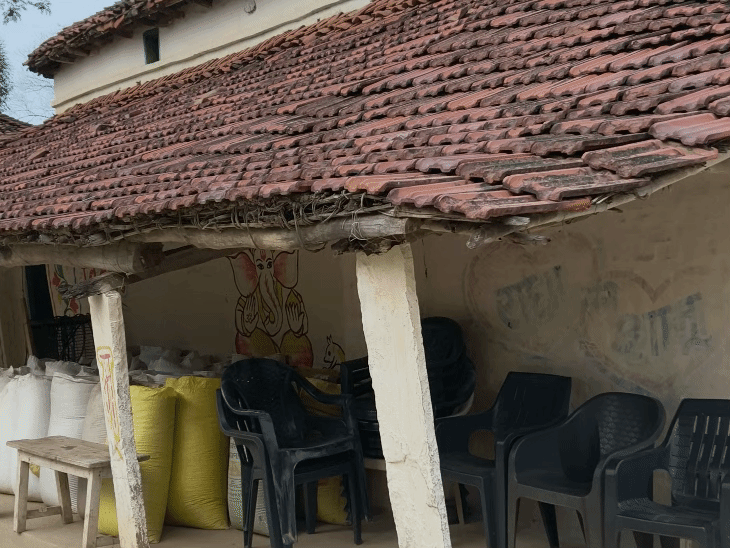 मऊगंज स्थित आकांक्षा का खपरैल मकान है