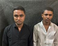 गिरोह का मास्टरमाइंड विवेक प्रजापति (काली शर्ट) और उसका साथी फरहान खान (सफेद शर्ट) पुलिस की गिरफ्त में हैं