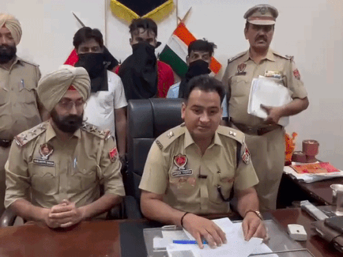 पुलिस के साथ गिरफ्तार आरोपी।
