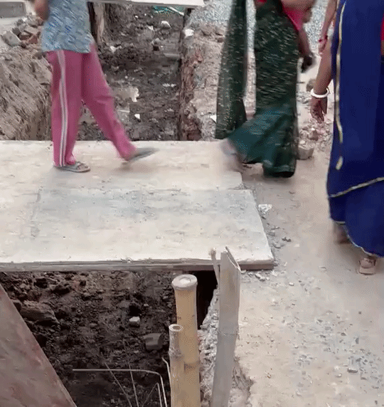 नाला बनाने के लिए सड़क खोद दिए जाने से लोगों को आने-जाने में परेशानी हो रही है।