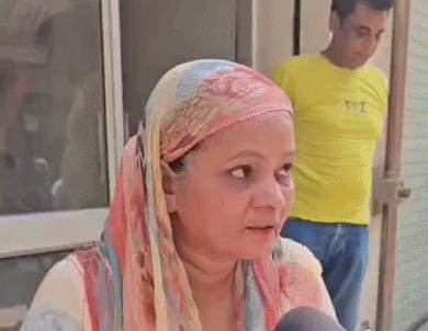 मामले में जानकारी देते हुईं पीड़ित महिला।