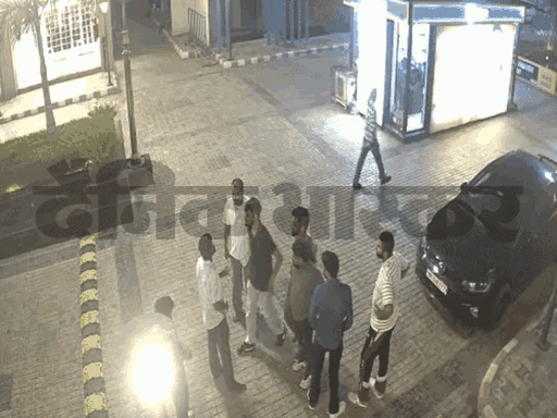 पहले एक युवक ने सूरज जैन का सिर पकड़ लिया था।