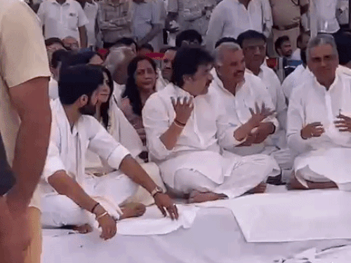 श्रद्धांजलि सभा में बैठे कुलदीप बिश्नोई, भव्य बिश्नोई, रेणुका बिश्नोई, रणधीर पनिहार व दुड़ाराम बिश्नोई।