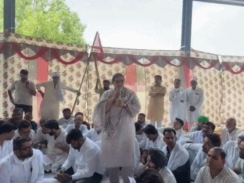 डबवाली में महापंचायत में कांग्रेस जिलाध्यक्ष संतोष बैनिवाल संबोधित करते हुए। - Dainik Bhaskar