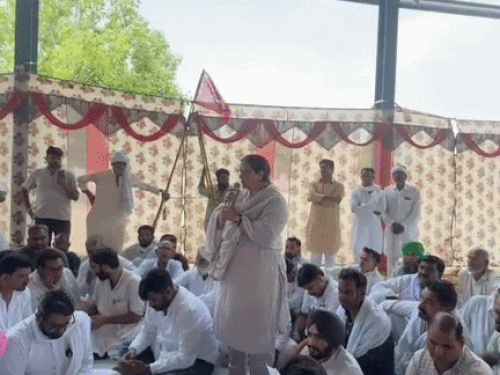 संतोष बैनिवाल विवादित बयान देते हुए