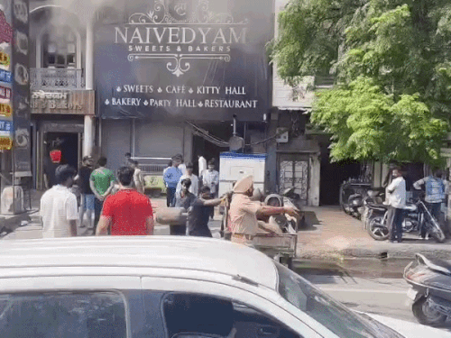 मौके पर राहत-बचाव कार्य जारी।