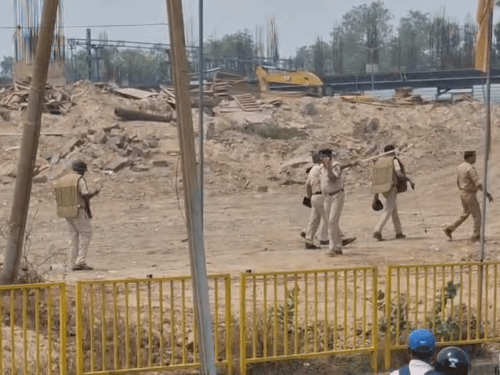 यह तस्वीर बुधवार सुबह की है। अभी भी काफी संख्या में पुलिस फोर्स तैनात है।
