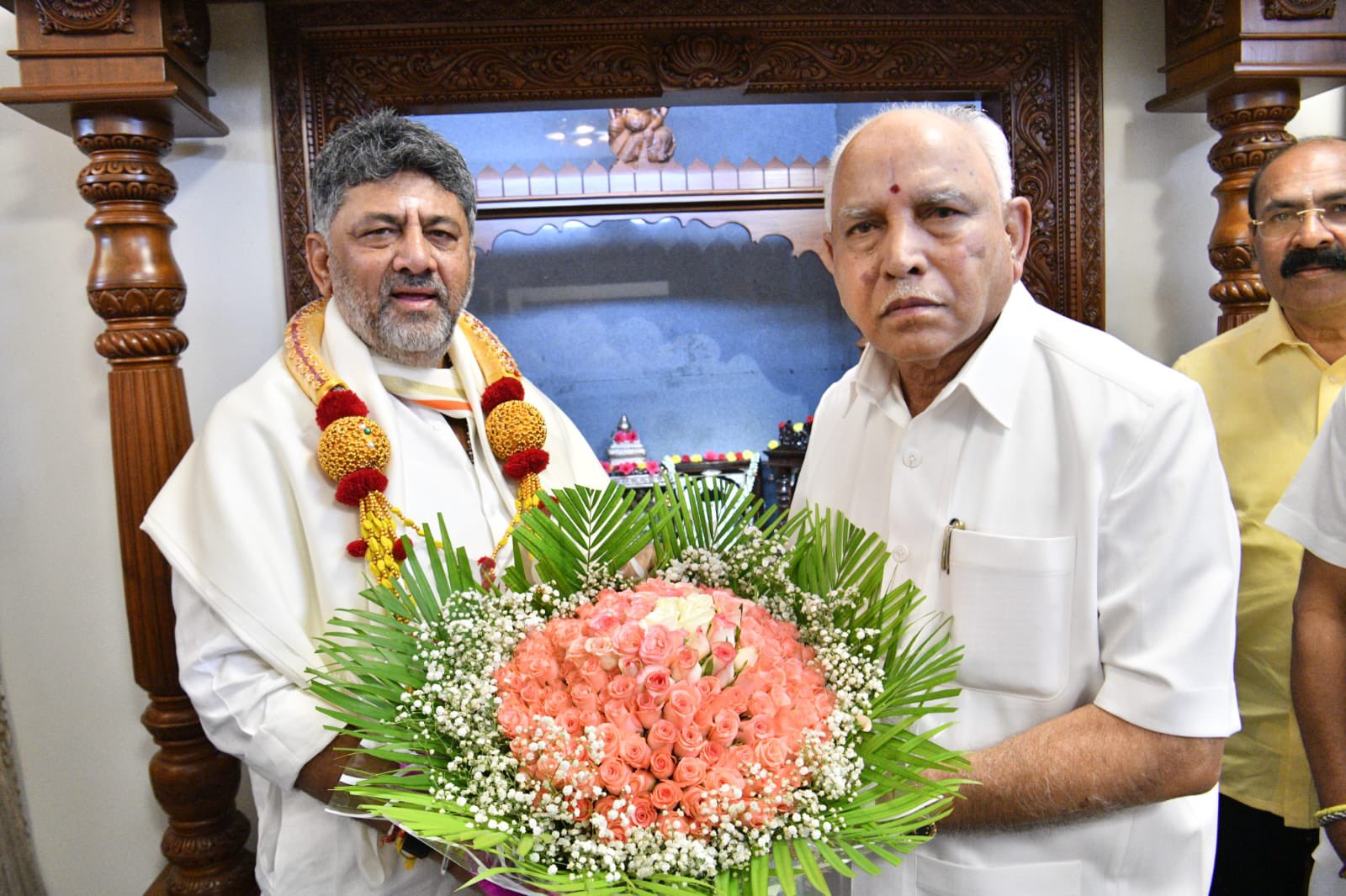 डीके शिवकुमार यांनी बुधवारी बंगळुरूमध्ये भाजपचे माजी मुख्यमंत्री आणि लिंगायत नेते बी.एस. येडियुरप्पा यांची त्यांच्या घरी भेट घेतली.