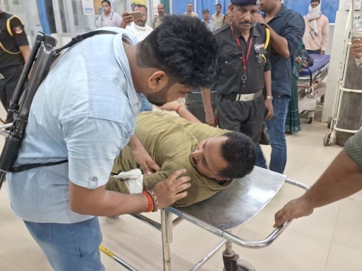 SOG प्रभारी रोहित मिश्रा को मुठभेड़ में गोली लगी। उन्हें अस्पताल ले जाया गया।
