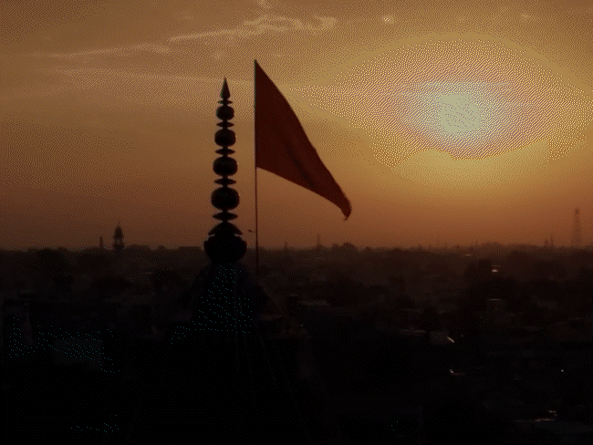 आश्रम की भव्यता दूर से ही दिखाई देगी.
