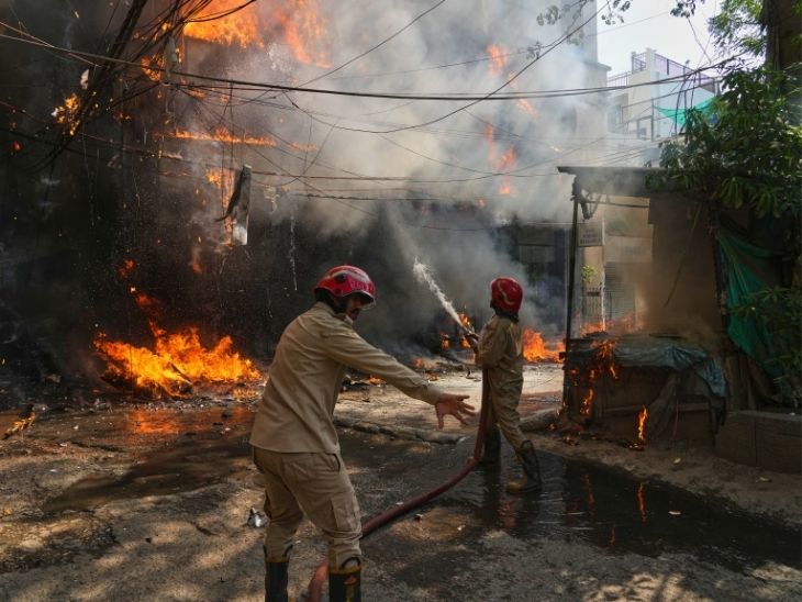 फायर ब्रिगेड की टीम करीब 10 मिनट बाद मौके पर पहुंची और आग बुझाने का प्रयास किया।