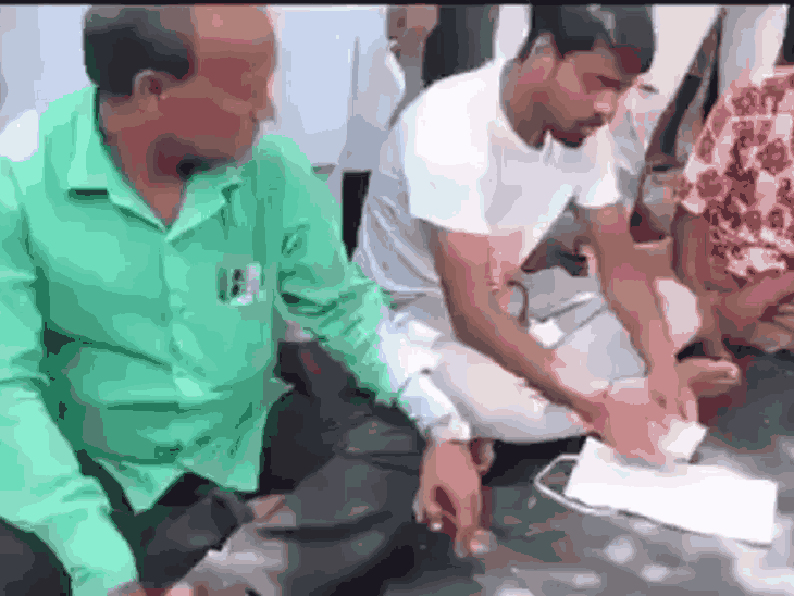 अमित मालवीय के मुताबिक दक्षिण 24 परगना के नामखाना में स्थानीय TMC नेता और ग्राम पंचायत सदस्य माधव चंद्र लाया ने ग्रामीणों से ली कट मनी वापस की।