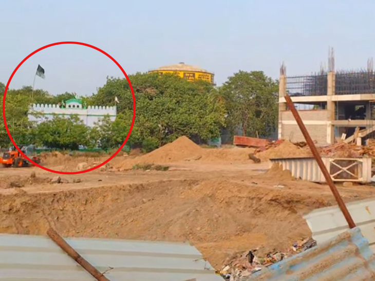 मस्जिद, काशी रेलवे स्टेशन से बिलकुल सटी हुई जमीन पर बनी थी। स्टेशन के डेवलपमेंट का काम अभी चल रहा है।