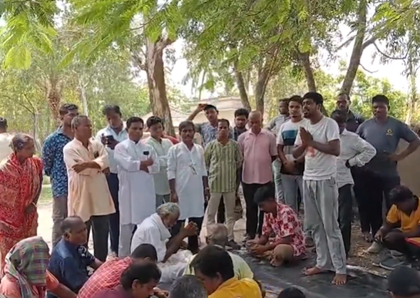 पैसे लौटाने के बाद ग्राम पंचायत सदस्य माधव चंद्र लैया लोगों से माफी मांगते दिखे.