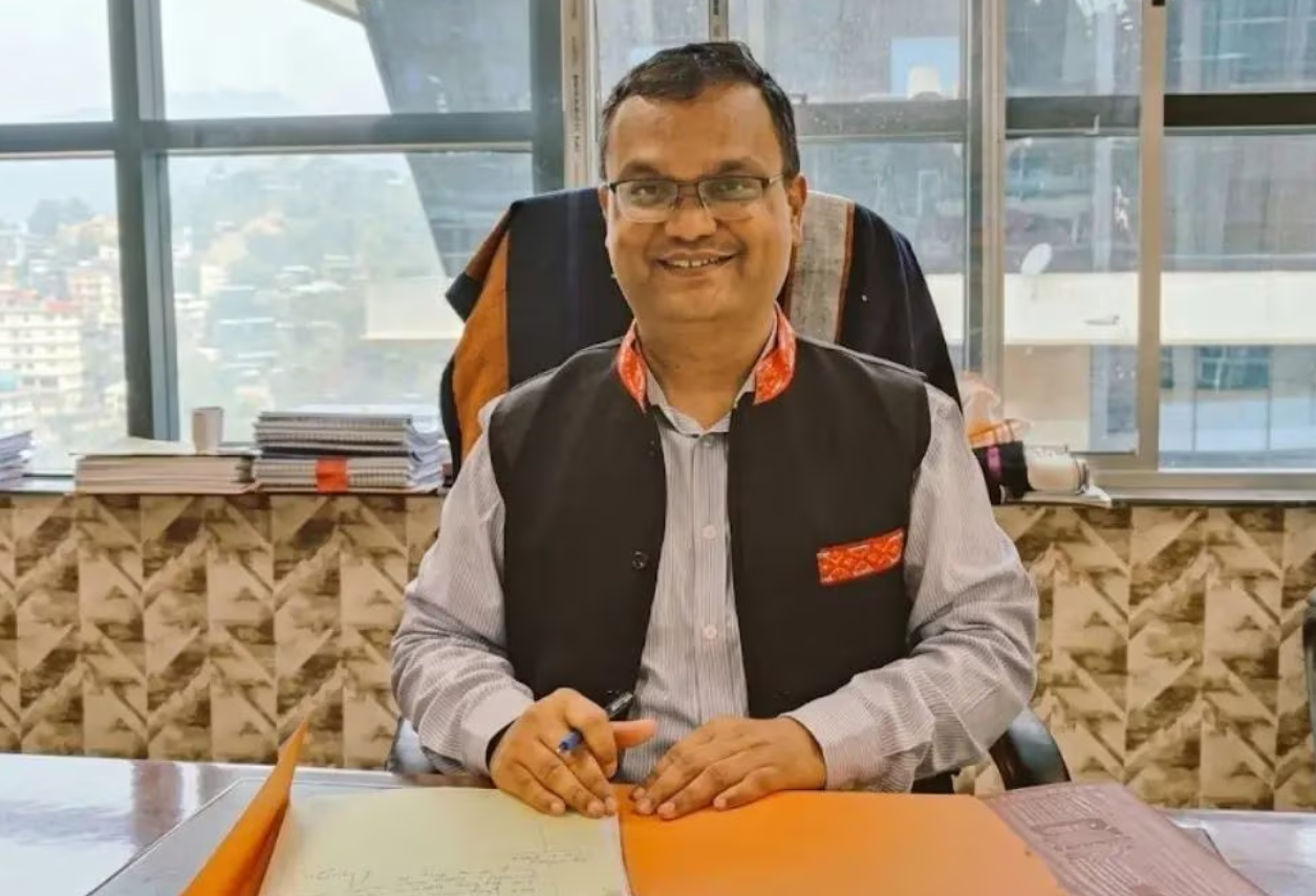लोखंडे प्रशांत ने अपनी शुरुआती पढ़ाई पुणे विश्वविद्यालय से की है।