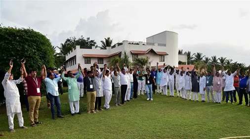 ईगलटन रिसॉर्ट में रह रहे गुजरात कांग्रेस के 44 विधायक की तस्वीर।