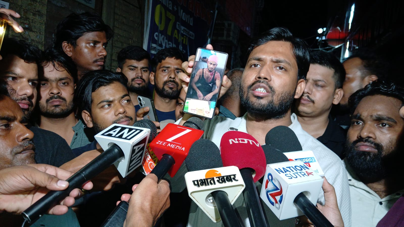 खान सर ने अपने मोबाइल पर हमले में घायल कोचिंग के गार्ड की तस्वीर दिखाई.
