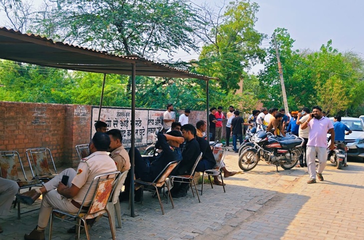 भूना थाने में पहुंचे मृतक सचिन के परिवार के लोग।