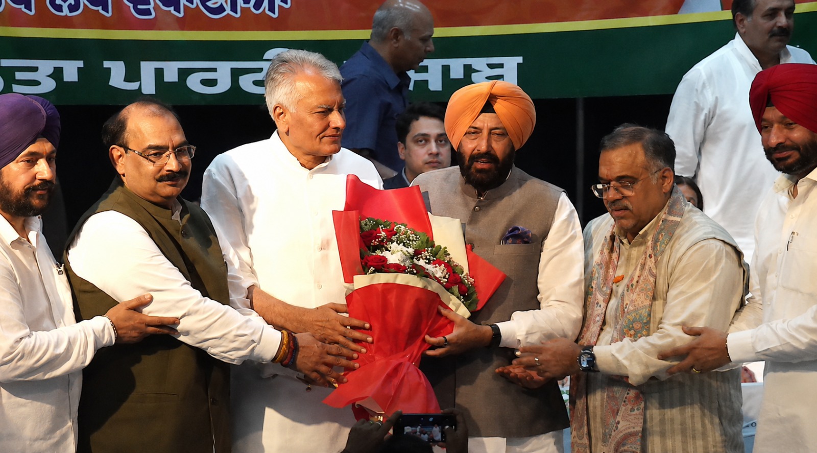 भाजपा के पूर्व पंजाब प्रधान सुनील जाखड़, कार्यकारी प्रधान अश्वनी शर्मा व अन्य नेता नवनियुक्त प्रधान केवल सिंह ढिल्लों को सम्मानित करते हुए।