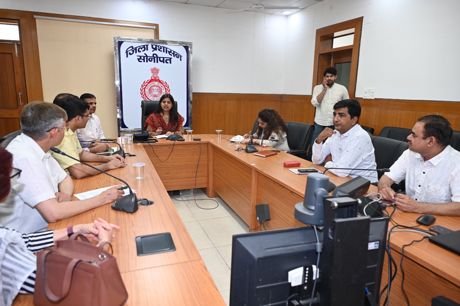 घड़ी, अंगूठी, कंगन, गहने या अन्य आभूषण पहनने की अनुमति नहीं होगी।