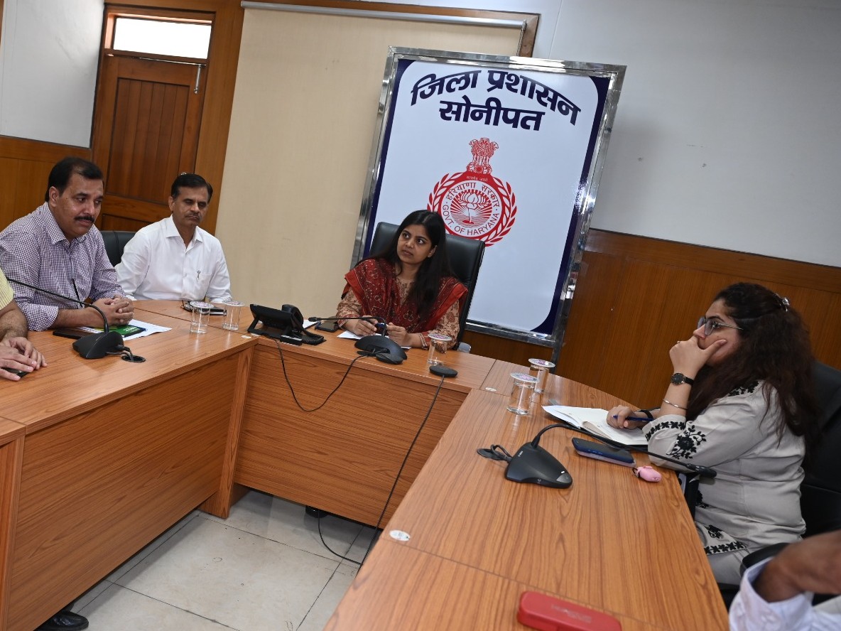 डीसी नेहा सिंह ने बुधवार को कैंप कार्यालय में विभिन्न विभागों के अधिकारियों के साथ समीक्षा बैठक की। - Dainik Bhaskar