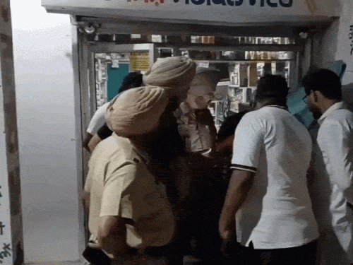 ड्रोन मिलने पर जांच करने पहुंची पुलिस।