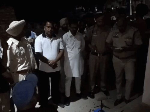 ड्रोन को लेकर जानकारी देते ग्रामीण।