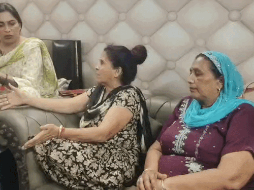 घटना की जानकारी देती महंत की मां।