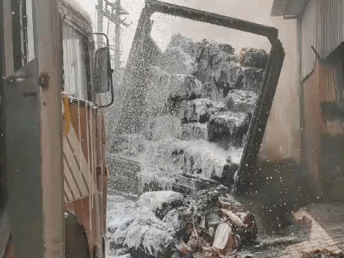 ट्रक में आग लगने के बाद फॉर्म टेंडर से बौछार करते फायर कर्मी।