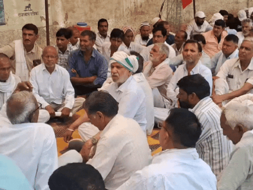 सीकर में पेयजल समस्या और जल जीवन मिशन में अनियमितताओं को लेकर जलदाय विभाग के ऑफिस के बाहर किसानों ने सांकेतिक धरना दिया।