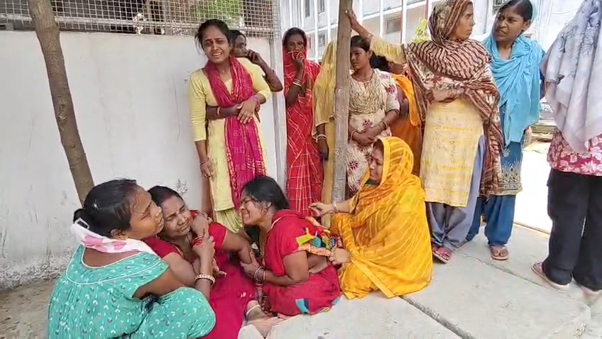 रोते-बिलखते परिजन