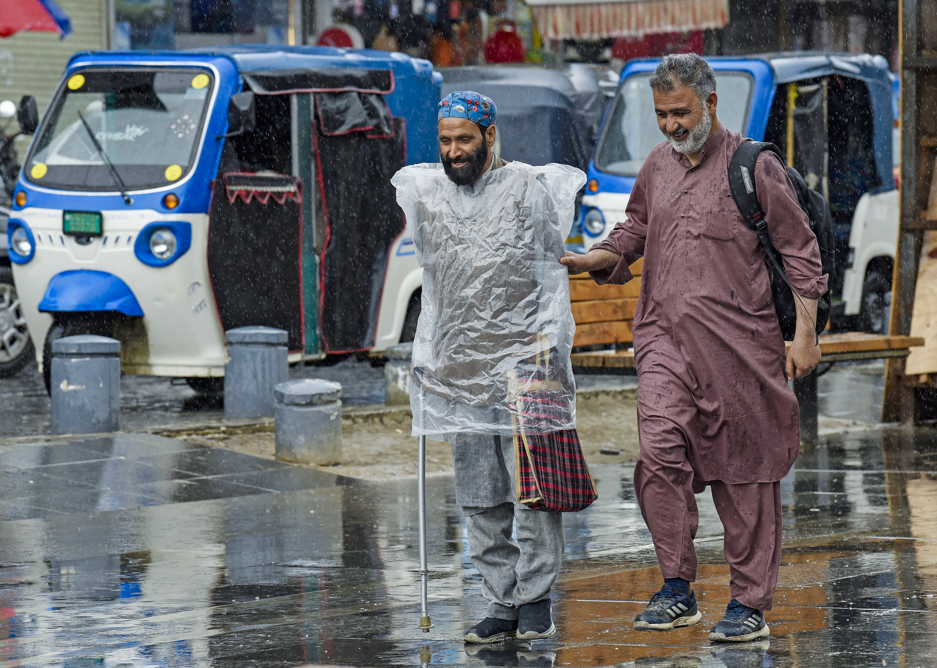जम्मू-कश्मीर के श्रीनगर में भी गुरुवार शाम को तेज बारिश हुई।