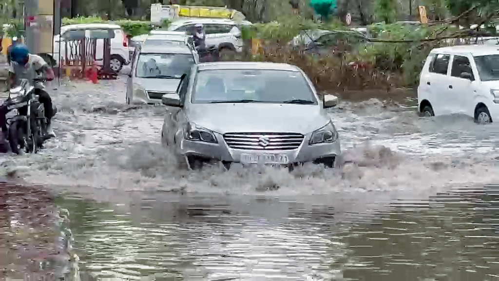 दिल्ली में गुरुवार को बारिश के बाद सड़कों पर पानी जमा हो गया।