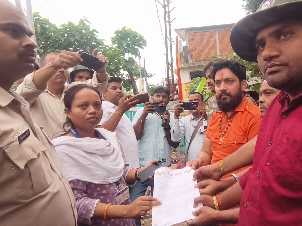 नायब तहसीलदार को ज्ञापन सौंपते शिव सैनिक। - Dainik Bhaskar