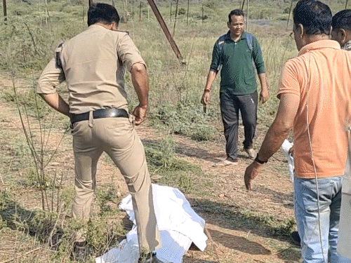 पुलिस आसपास के क्षेत्र के सीसीटीवी फुटेज खंगाल रही है।