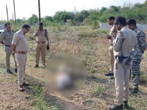 शुरुआती जांच में हत्या की आशंका भी जताई जा रही है।