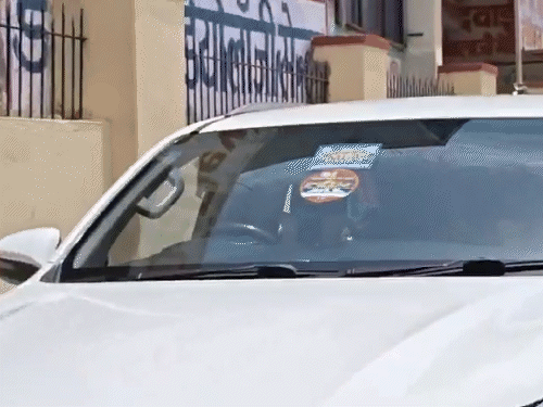 सीकर विधायक की गाड़ी से बााइक की टक्कर हो गई।