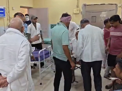 अस्पताल में घायल युवक को प्राथमिक उपचार दिया गया।