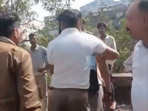 परवाणू में HRTC ड्राइवर-कंडक्टर से बहस करते हुए पर्यटक।