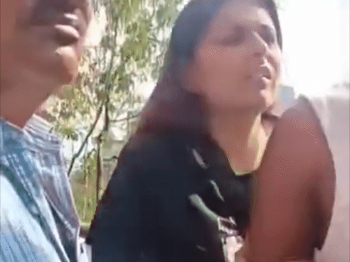परवाणू में बहस करते हुए टूरिस्ट।