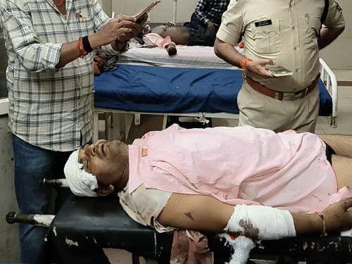 जमीन पर कब्जे को लेकर हुई मारपीट में कई लोग गंभीर रूप से घायल हाे गए थे।