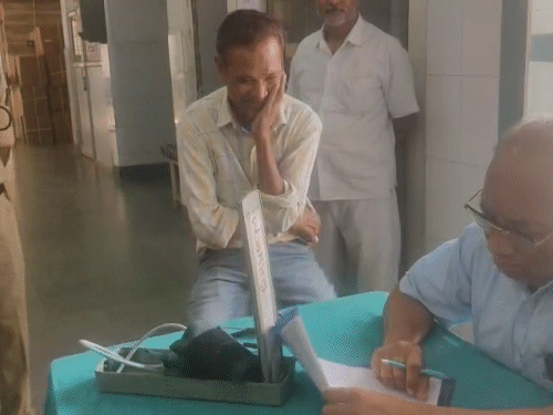 केशकाल बीएमओ के पास बैठकर नशे में हंसता रहा डॉक्टर।