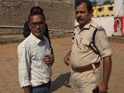 कवरेज के लिए मीडिया कर्मी पहुंचे तो कैमरे को तोड़ने की कोशिश की।