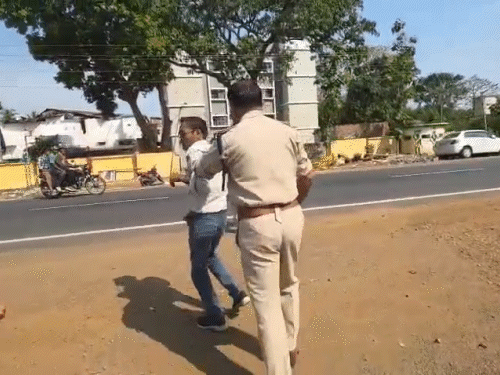 समझाइश के दौरान पुलिस से भी उलझता रहा डॉक्टर।