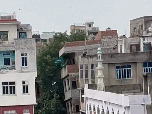 गुरुवार सुबह 10:18 बजे पूरी तकनीकी प्रक्रिया और सुरक्षा पैरामीटर्स के साथ बिल्डिंग को गिराया गया।