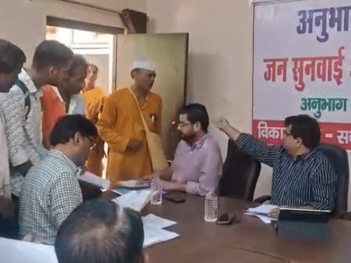 एक वीडियो सामने आया था जिसमें वह एक सार्वजनिक सुनवाई के दौरान एक सामाजिक कार्यकर्ता को थप्पड़ मारने की धमकी दे रहे थे।